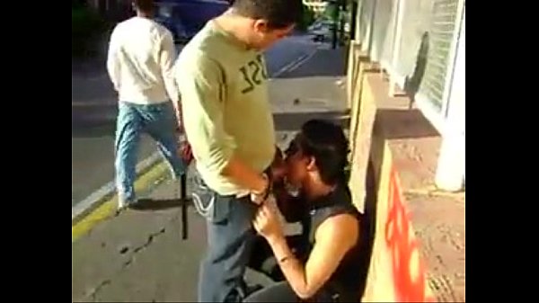Una chupadita en publico Homo