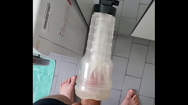 Ragazzo Homo scopa la sua flashlight fino a VENIRE