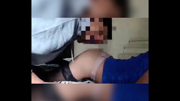 Macho me pone lencería y me trata como su mujer